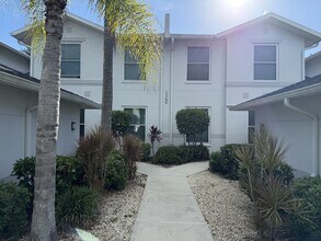 Building Photo - 1340 Charleston Square Dr
