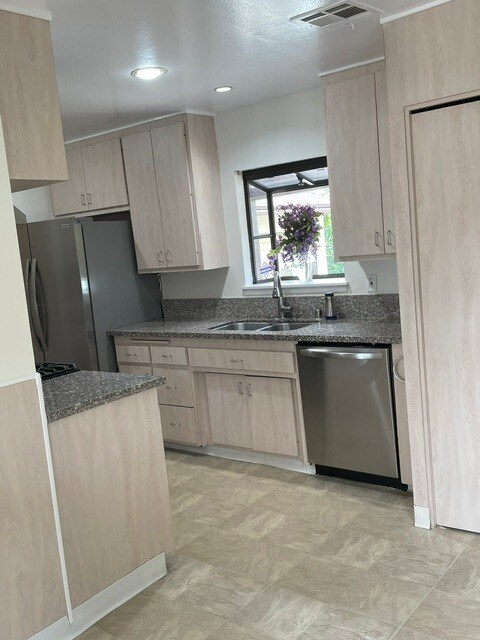 Foto del edificio - 16334 Chatsworth St