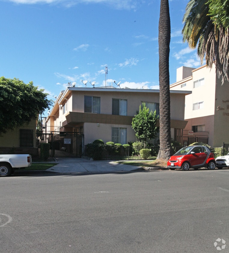 Primary Photo - 1733 Garfield Pl