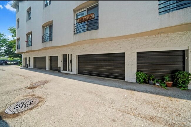 Building Photo - 2231 N Lister Ave