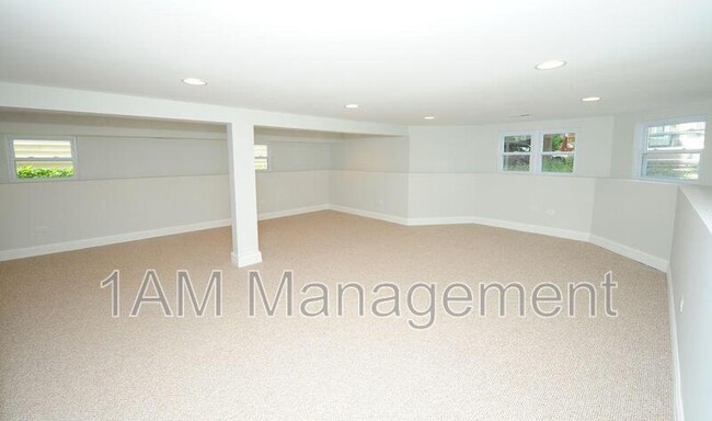 Foto del edificio - 3242 N Ridgeway Ave
