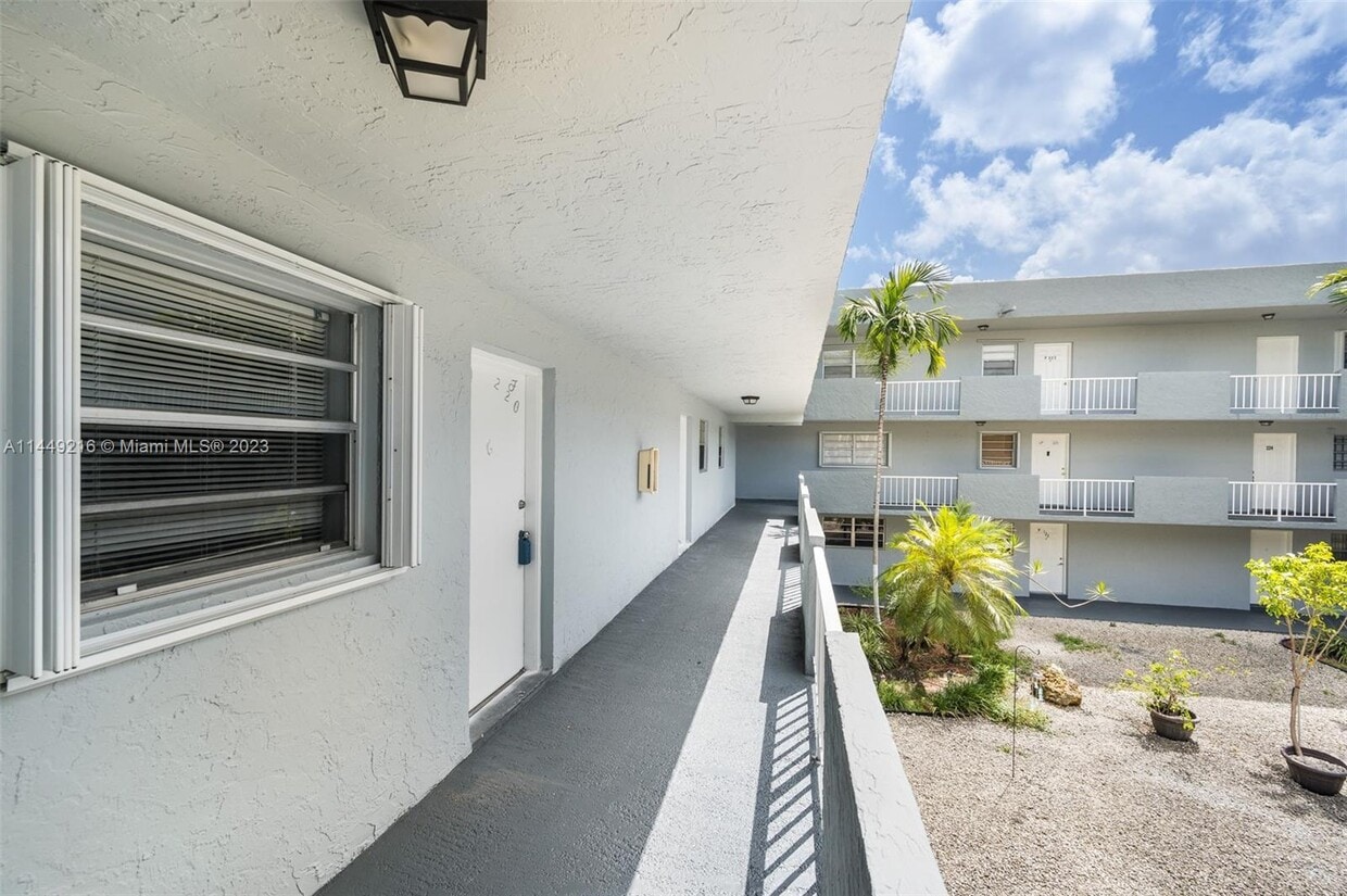 1725 W 60th St Unit F220, Hialeah, FL 33012 Room for Rent in Hialeah