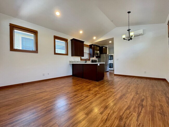 Foto del edificio - Gorgeous Cottage in Oregon City~ Hardwood Floors~ Private Back Area~ Washer/Dryer~ A/C