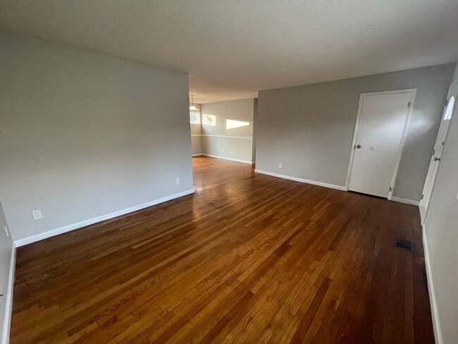 Building Photo - Discover the comfort of 7911 Hixson Pike- ...