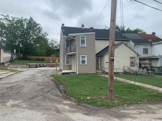 Building Photo - Semi-detached 3 bedroom 1 Bath House with Parking