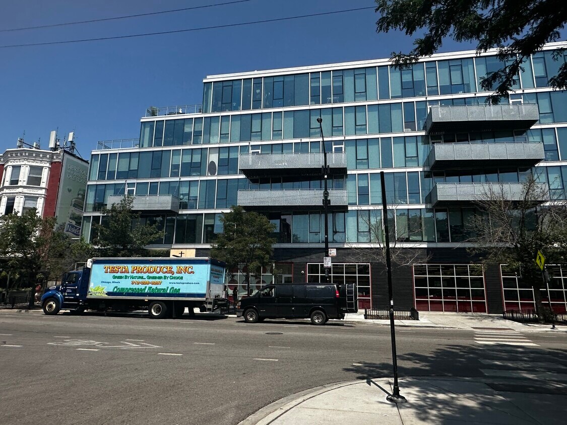 Foto principal - 1664 W Division St