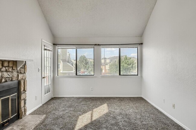 Foto del edificio - 2 Bedroom, 2 Bath condo in Aurora, City Ce...