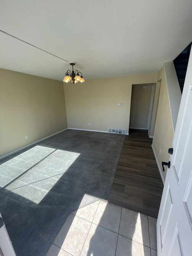 Building Photo - 255 Otis Ct