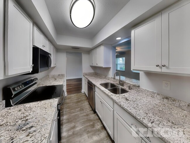 Foto del edificio - 6325 Mosby Pl