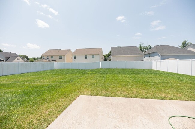 Building Photo - Spacious stunning 5-Bedroom 4 bathroom Home in a Desirable Neighborhood in Summerfield NC