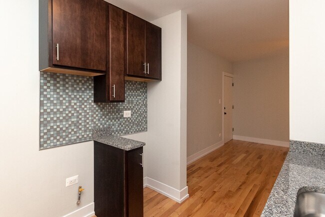 Foto del edificio - 755 W Cornelia Ave