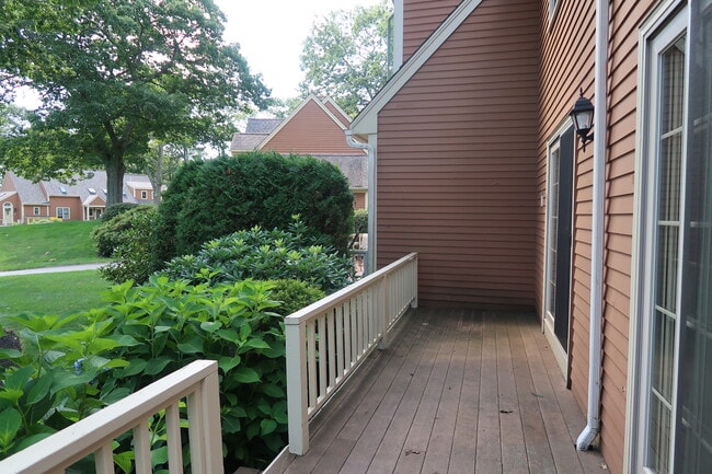 Building Photo - 4 Rosewood Ln