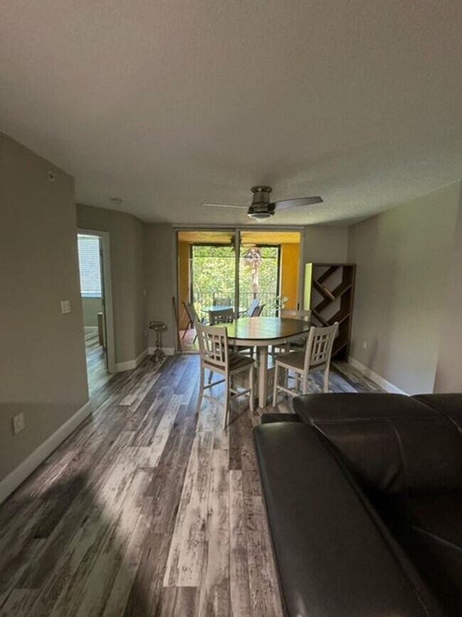 Foto del edificio - 300 Scotia Dr