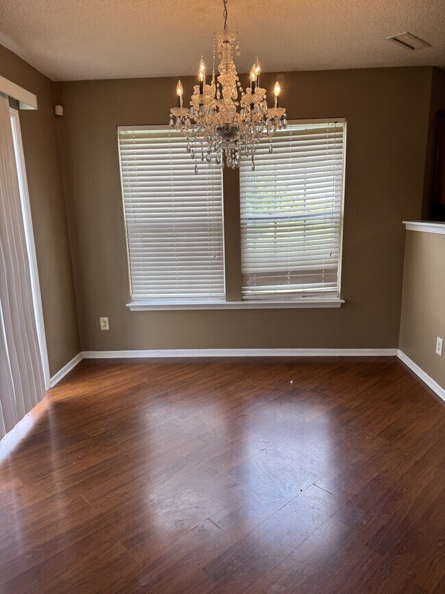 Building Photo - 10118 Clear Creek Cir