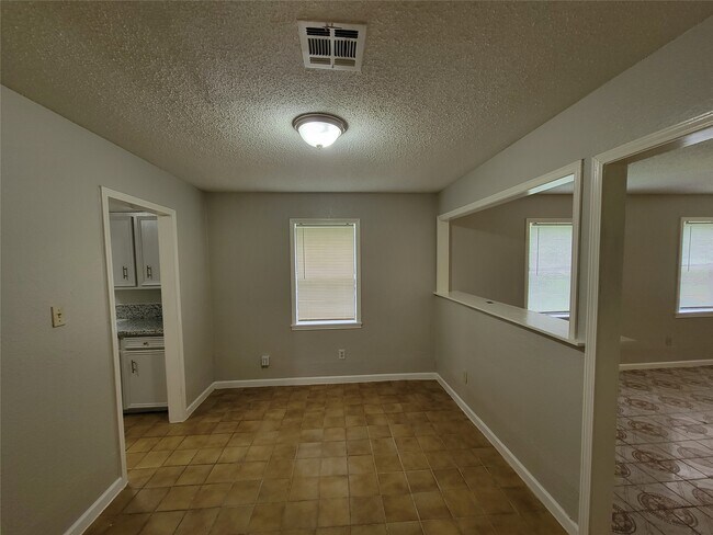 Building Photo - 2205 Velma St