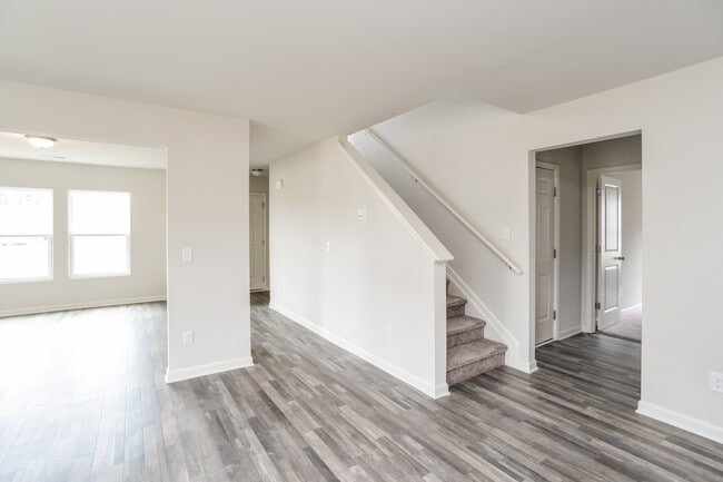 Building Photo - 4047 Lake Russell Dr