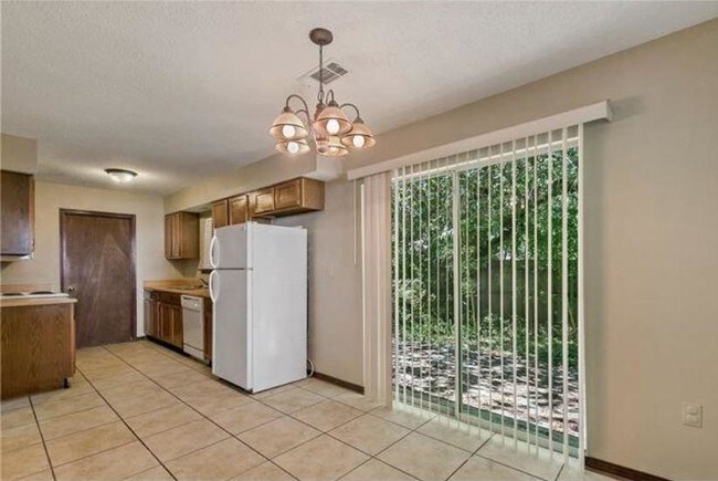 Building Photo - 631 Village Ln S Apt C