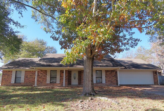 Building Photo - Whitehouse ISD! Spacious 3 Bedroom, 2 Bath...