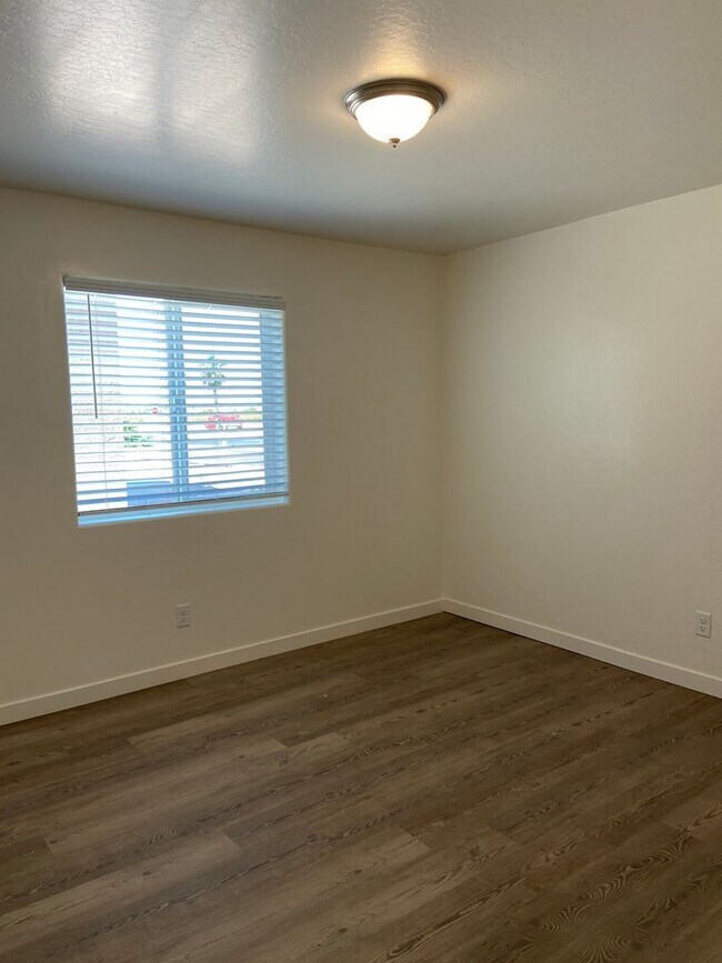 Foto del edificio - 2 bedroom 1 bath unit available