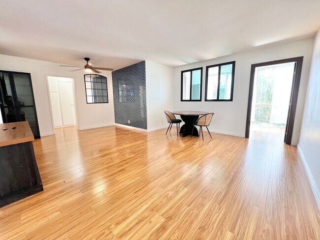Foto del edificio - Charming 1BD + Den Condo in Bluff Park – Secured Parking & Prime Coastal Location