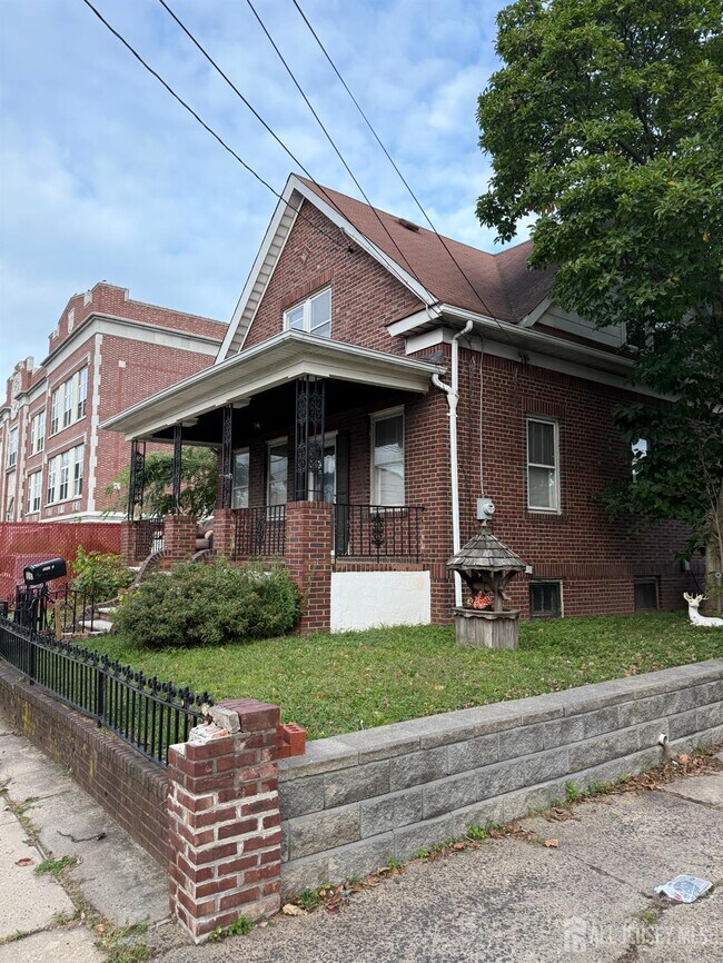 Foto del edificio - 90 Pershing Ave