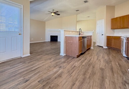 Foto del edificio - 4 bedroom 2 bath home available for the New Year