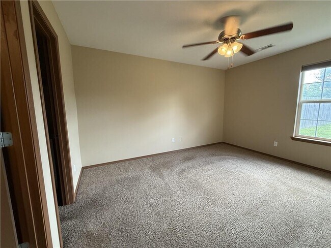 Building Photo - 213 Foxglove St