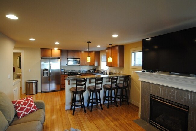Building Photo - 723 N 95th St