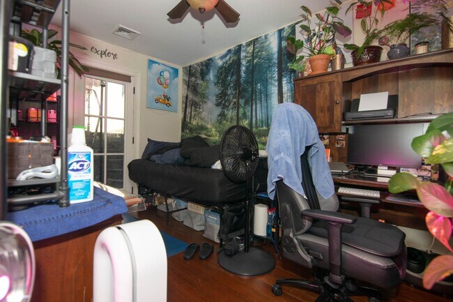 Foto del edificio - Budget Friendly, Gorgeous 5 bed split w. W/D in unit & Central HT&AC !  Perfect Location.  Get $1...