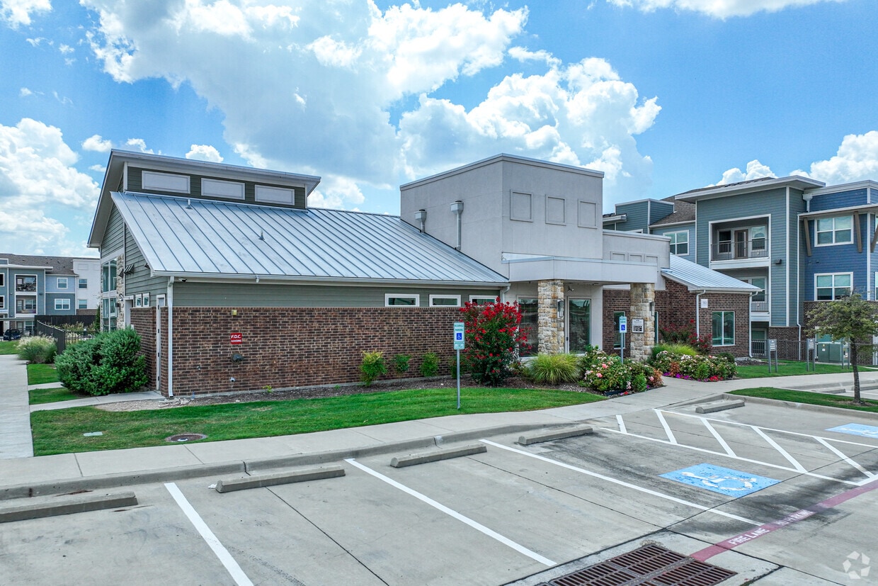 Building Photo - Palladium Farmersville
