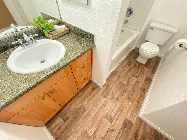 Foto del edificio - Top Floor Large, Bright & Spacious Two Bedroom Condo W/ Parking & Laundry!