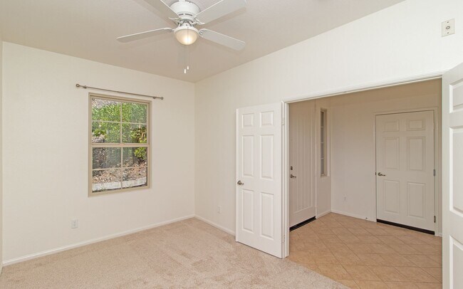 Building Photo - Incredible 3 bed & 3.5 bath Tri-Level Condo in San Marcos!