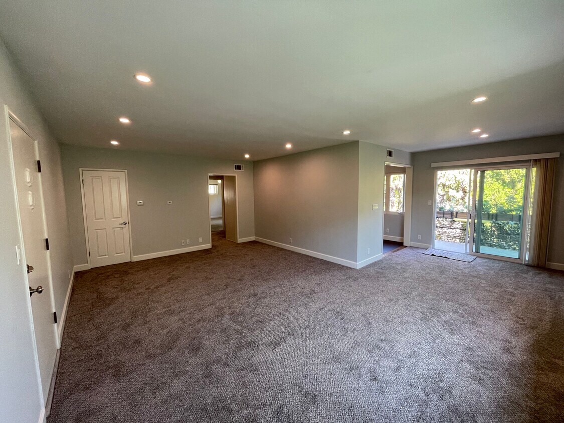 Livingroom - 4507 Finley Ave