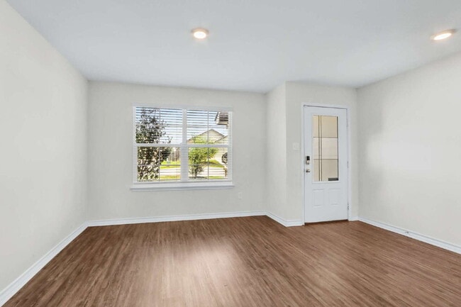 Building Photo - "Spacious 5-Bedroom Sanctuary with 2.5 Bat...
