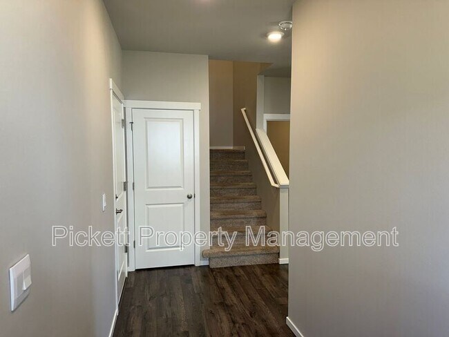 Building Photo - 6461 Hornet Cir NE