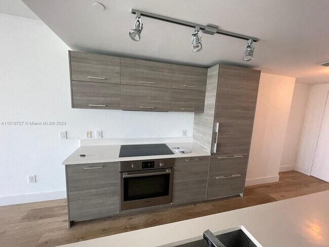 Foto del edificio - 650 NE 32nd St