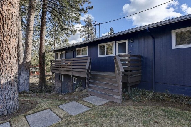 Building Photo - Fantastic west side location with gorgeous views!