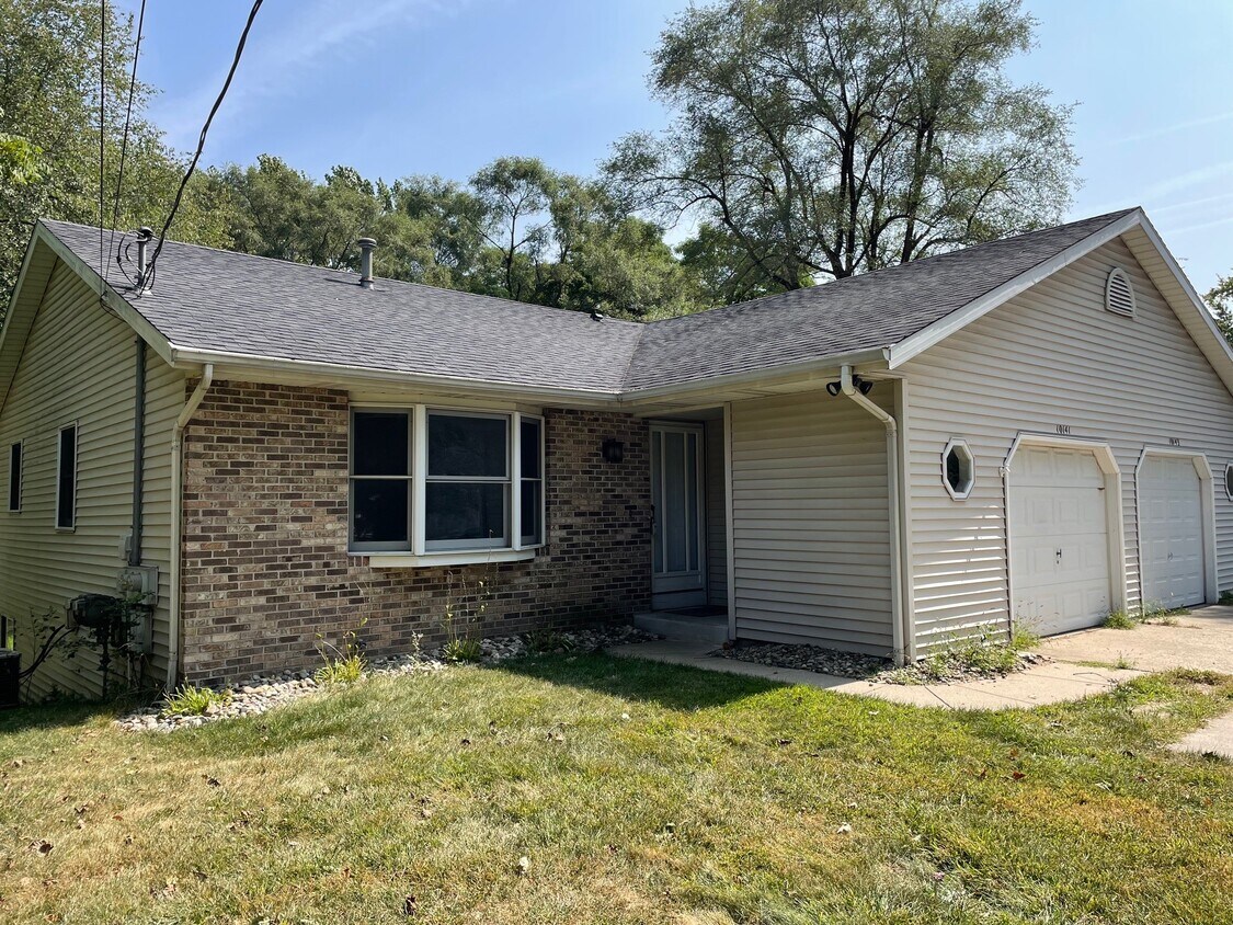 Primary Photo - 10141 Portage Rd