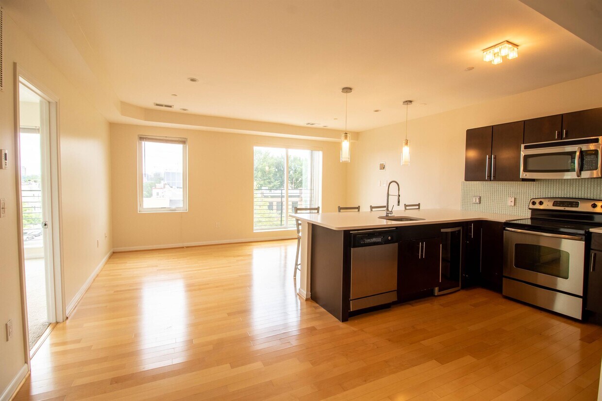 Foto principal - 329 Rhode Island Ave NE