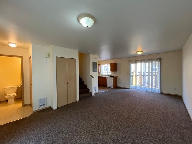 Building Photo - Three Bedroom Townhouse Style Unit