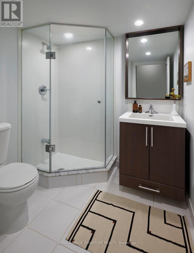 Building Photo - 305-305 Roehampton Ave