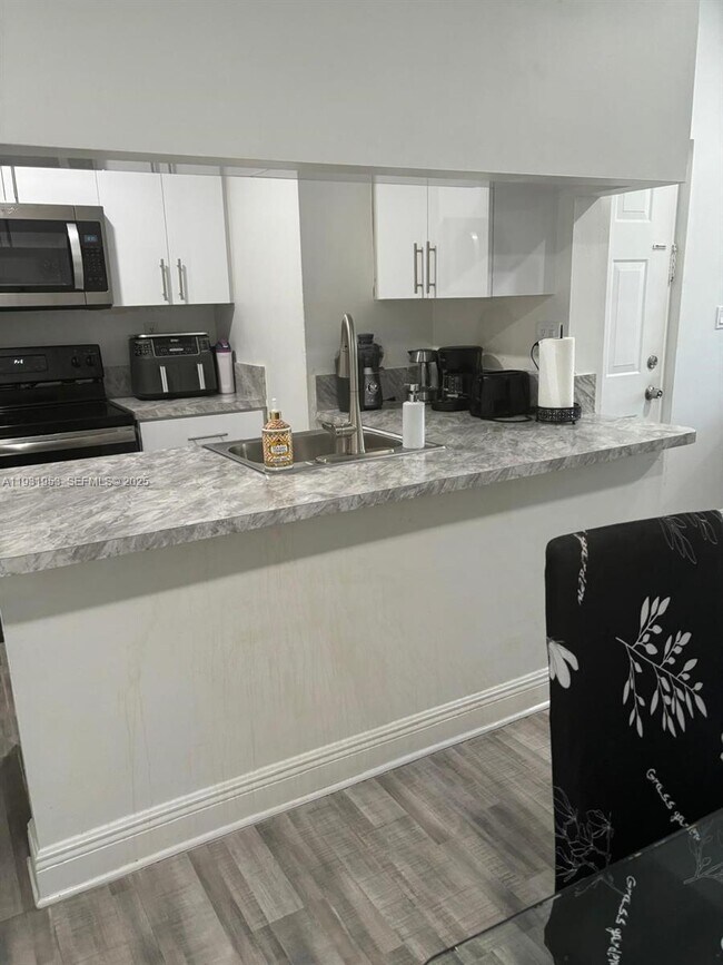 Foto del edificio - 6740 NW 175th Ln