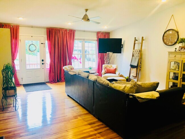 Sala de estar - 103 Tail Feather Ln