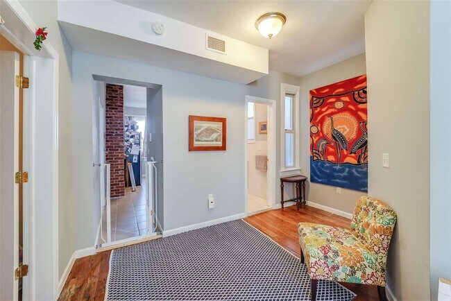 Building Photo - 709 Monroe St