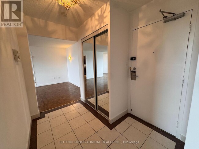 Building Photo - 5 Shady Golfway