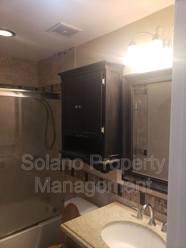 Foto del edificio - 340 Colonial Cir