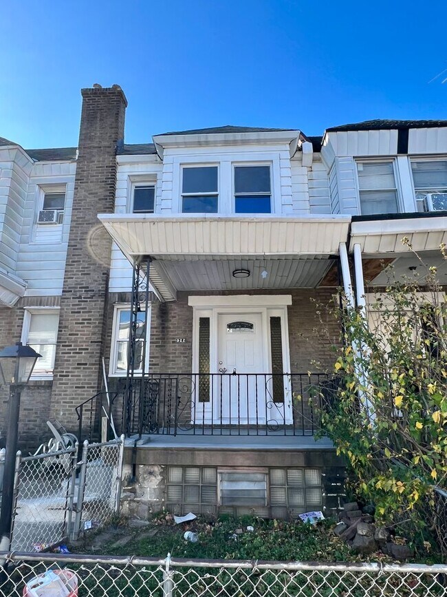 Building Photo - Beautifully Renovated 3-Bedroom Townhouse ...