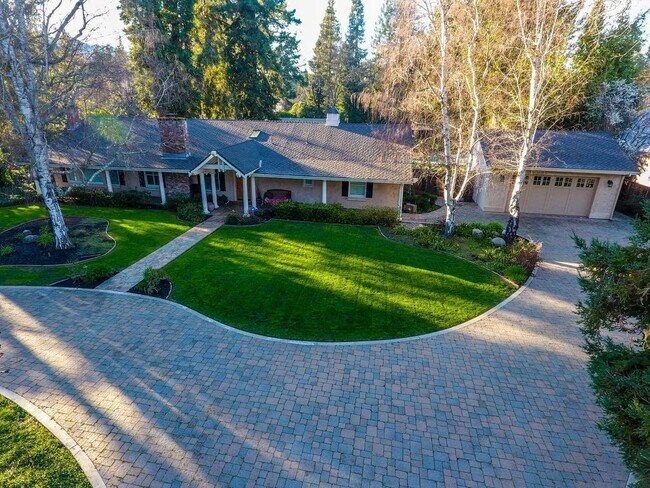 Foto del edificio - Gorgeous Property on Private Street conveniently located on West Side near Downtown!