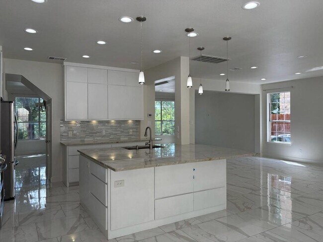 Foto del edificio - 7730 Lakewood Dr