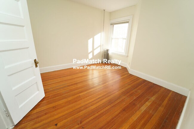 Building Photo - 1583 Beacon St